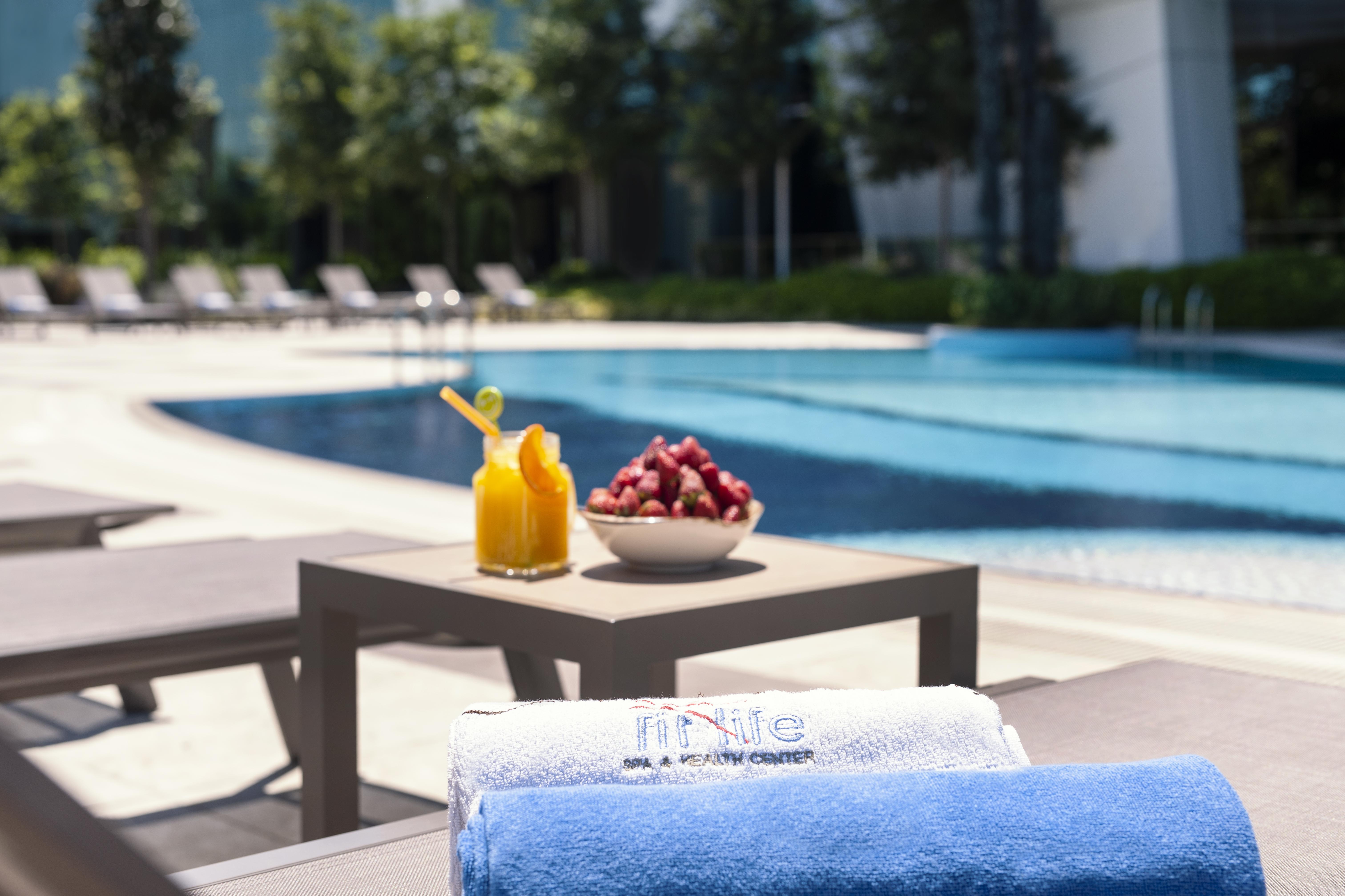 Elite World Grand Istanbul Basin Ekspres Hotel Exterior photo Pool at the hotel