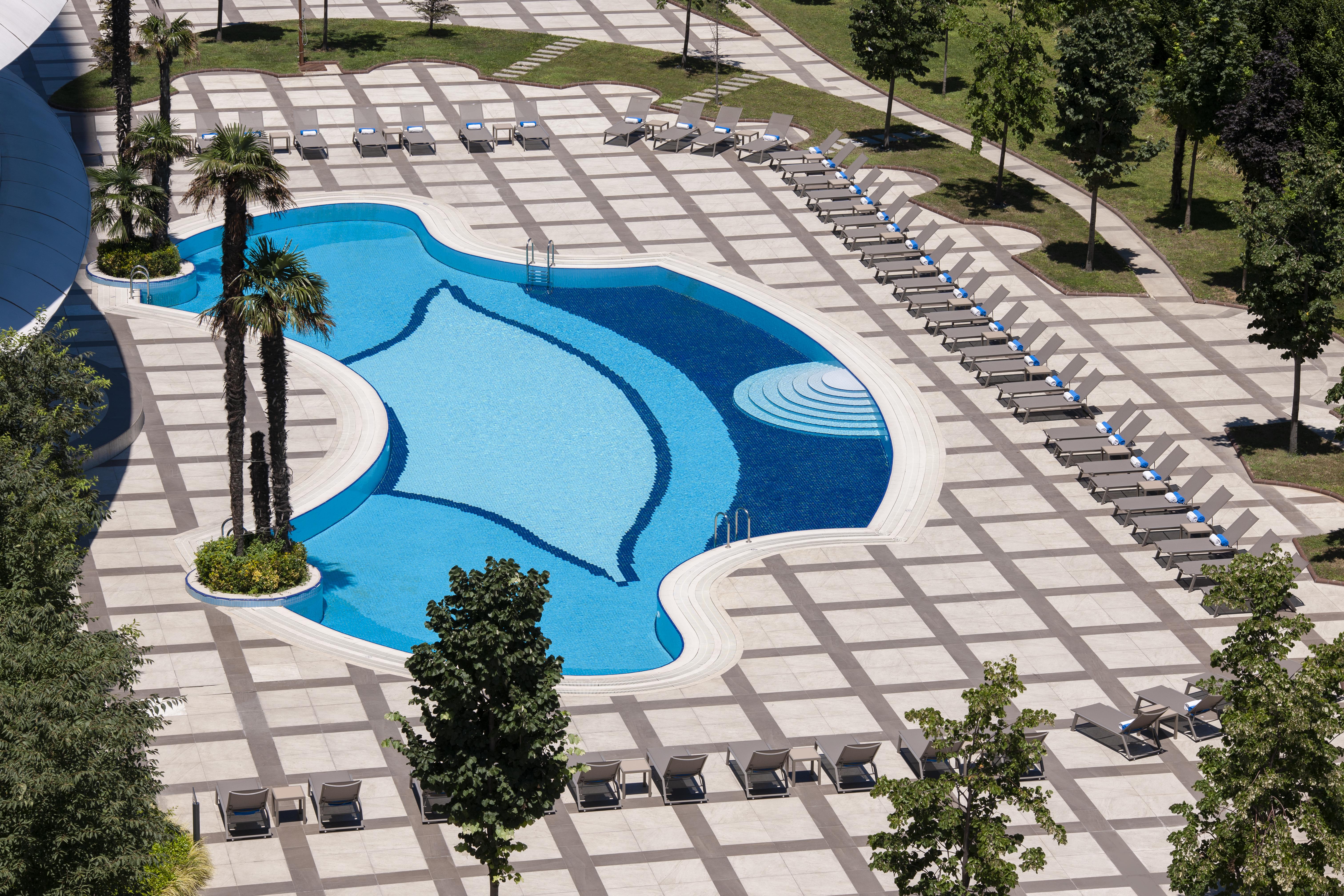 Elite World Grand Istanbul Basin Ekspres Hotel Exterior photo Pool at the hotel